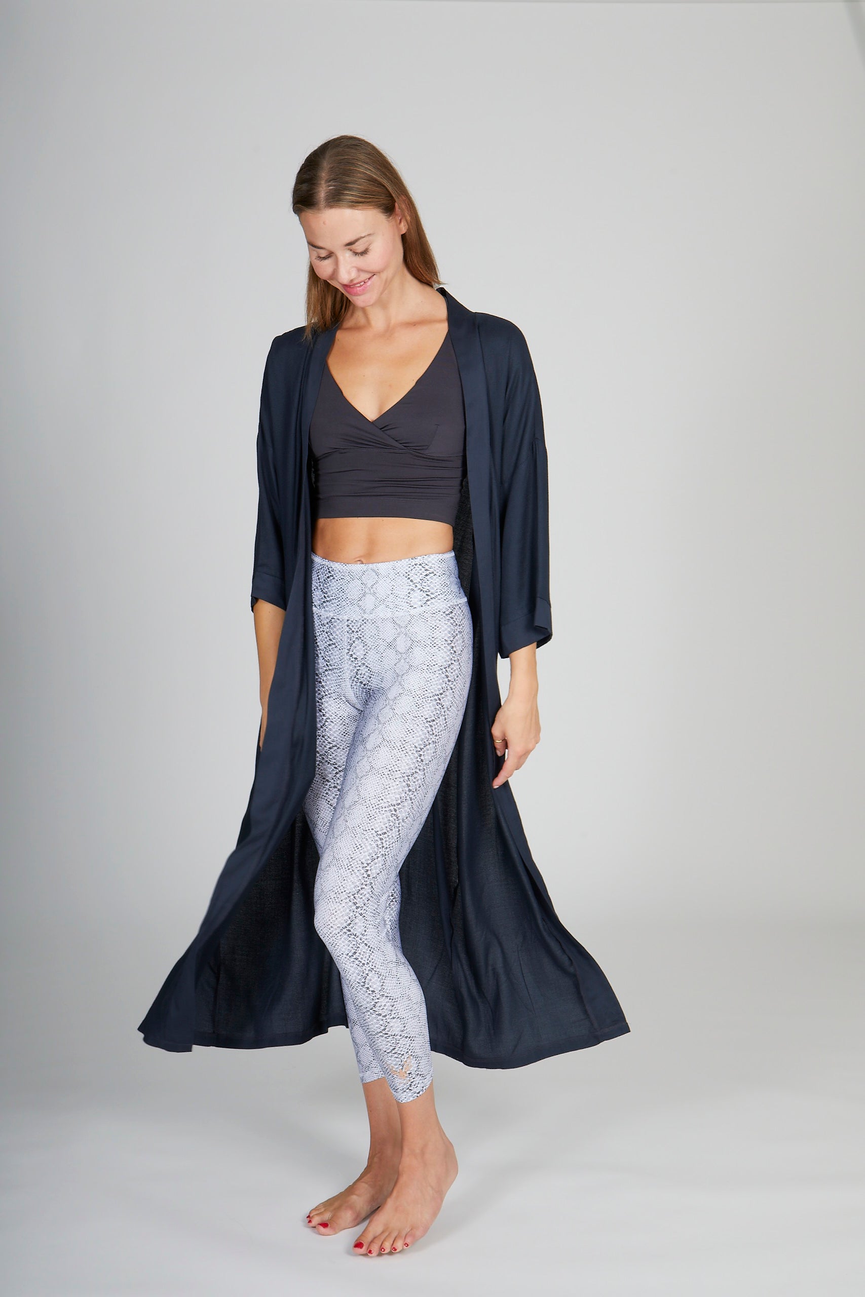 Kismet Kimono Anthracite Lux Crop Top Anthracite Lux Leggings Snake White