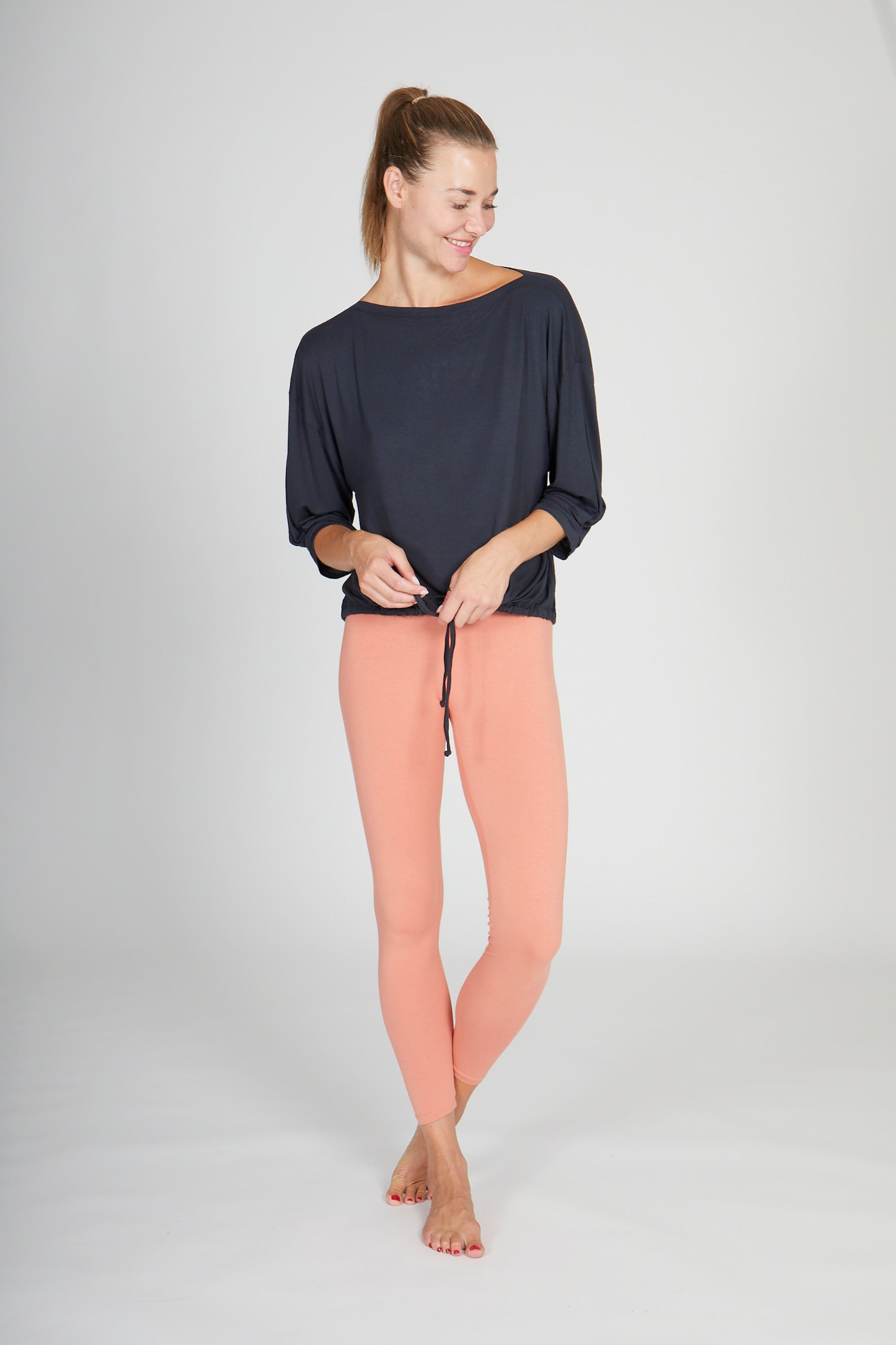 Model trägt Leggings rose und lockeres Top mit 3/4 Arm anthracite