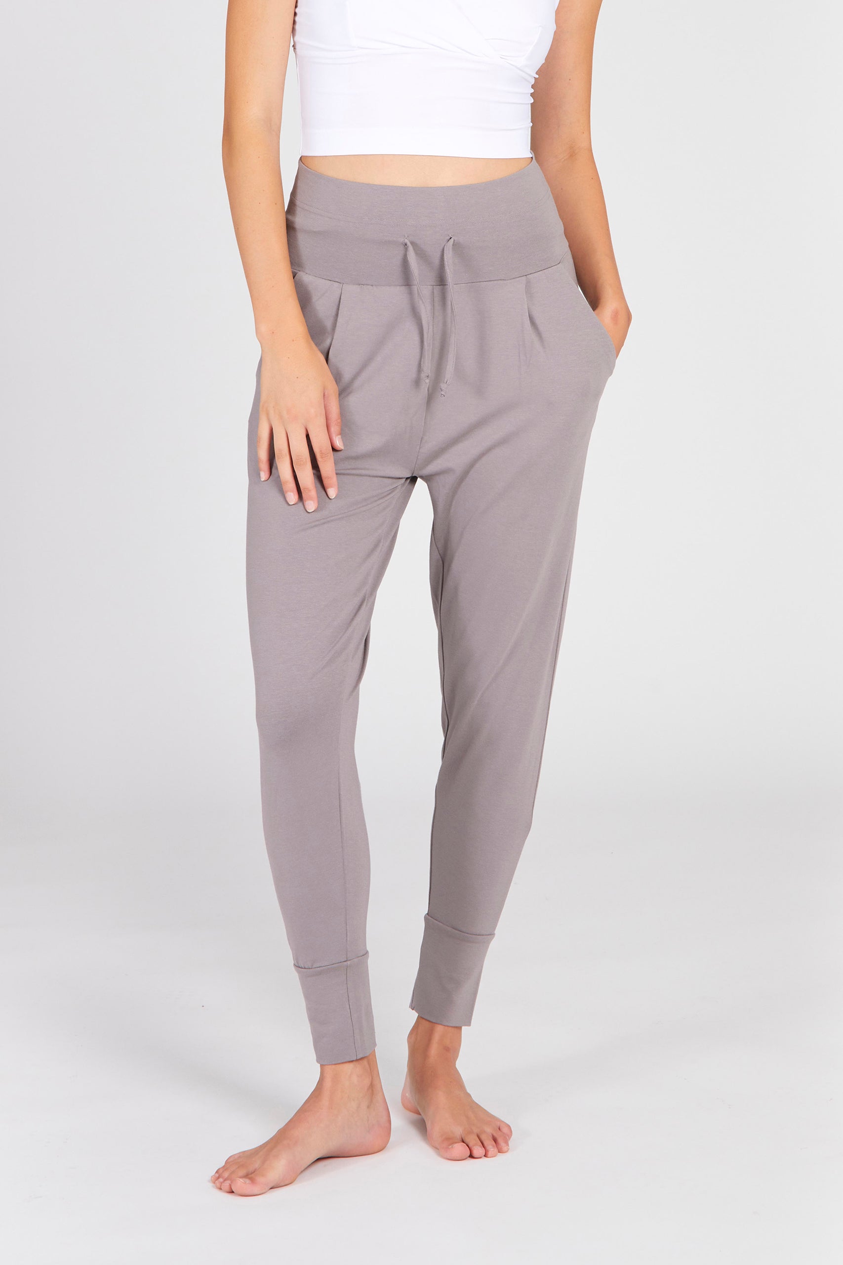 Cosy Pants Pebble Frontansicht mit schmal zulaufender Silhouette und elastischem Bund