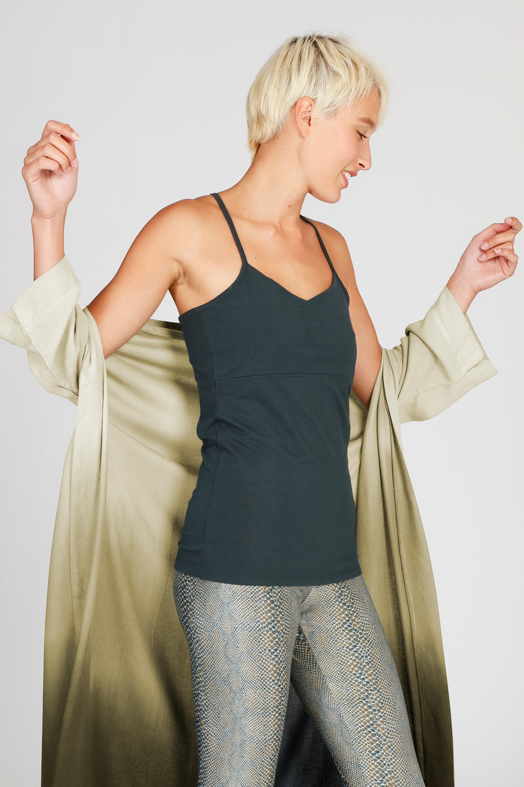 Handgebatikter Kismet Kimono Green Shades im Yoga- und Streetstyle-Look – nachhaltiger Damen-Kimono aus Viskose