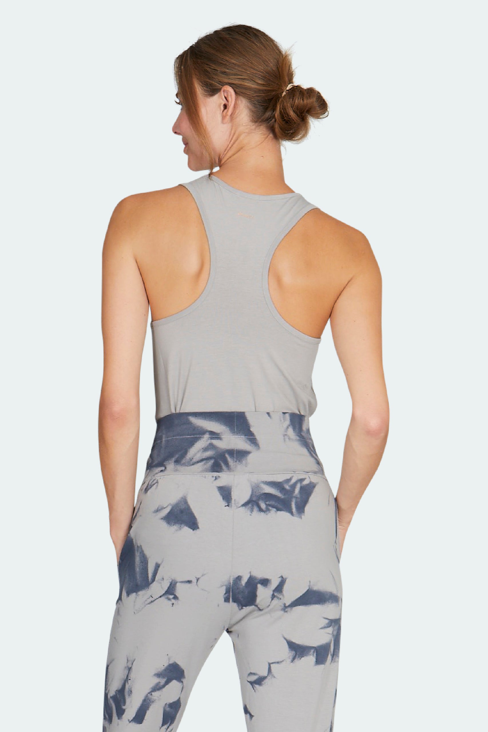 Model trägt unser Tank Top in stone - Rückendetail