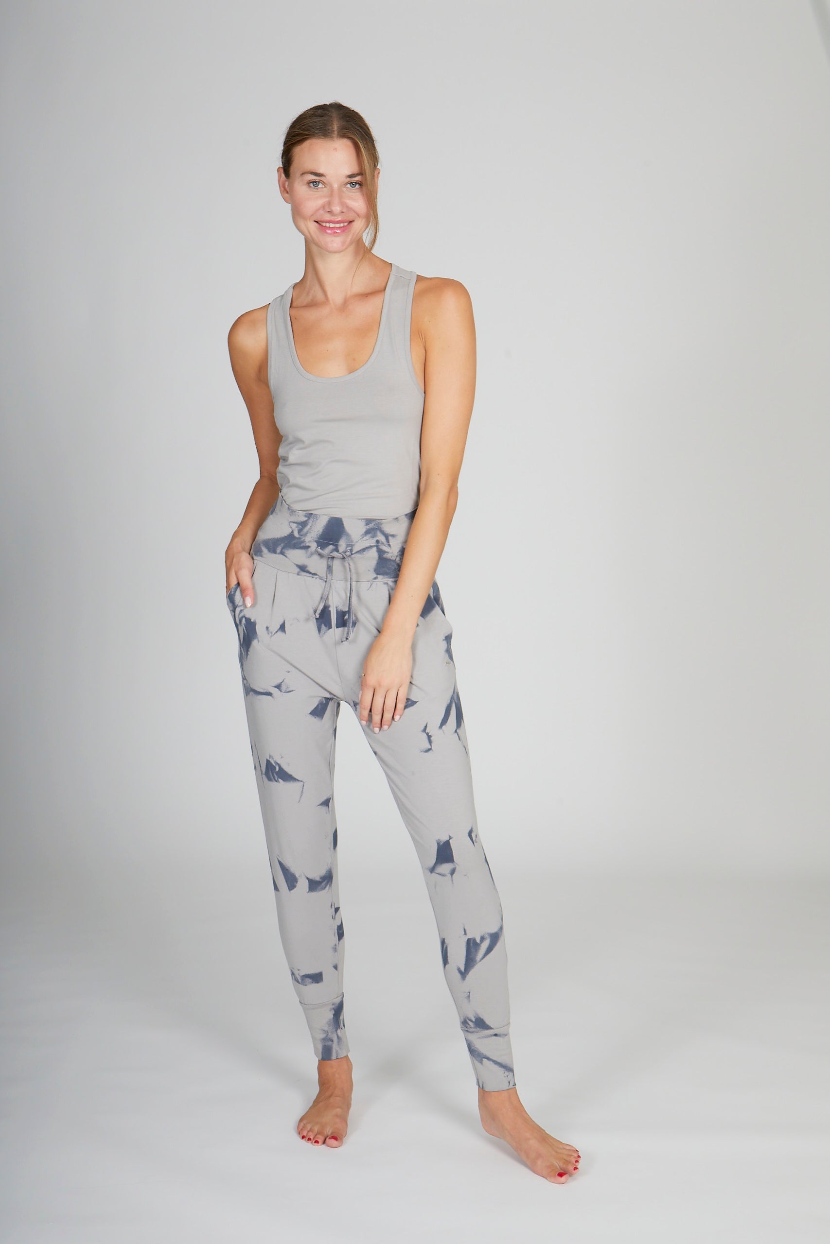 Model trägt lässige Pants stone-batik-Muster und Tank-Top stone