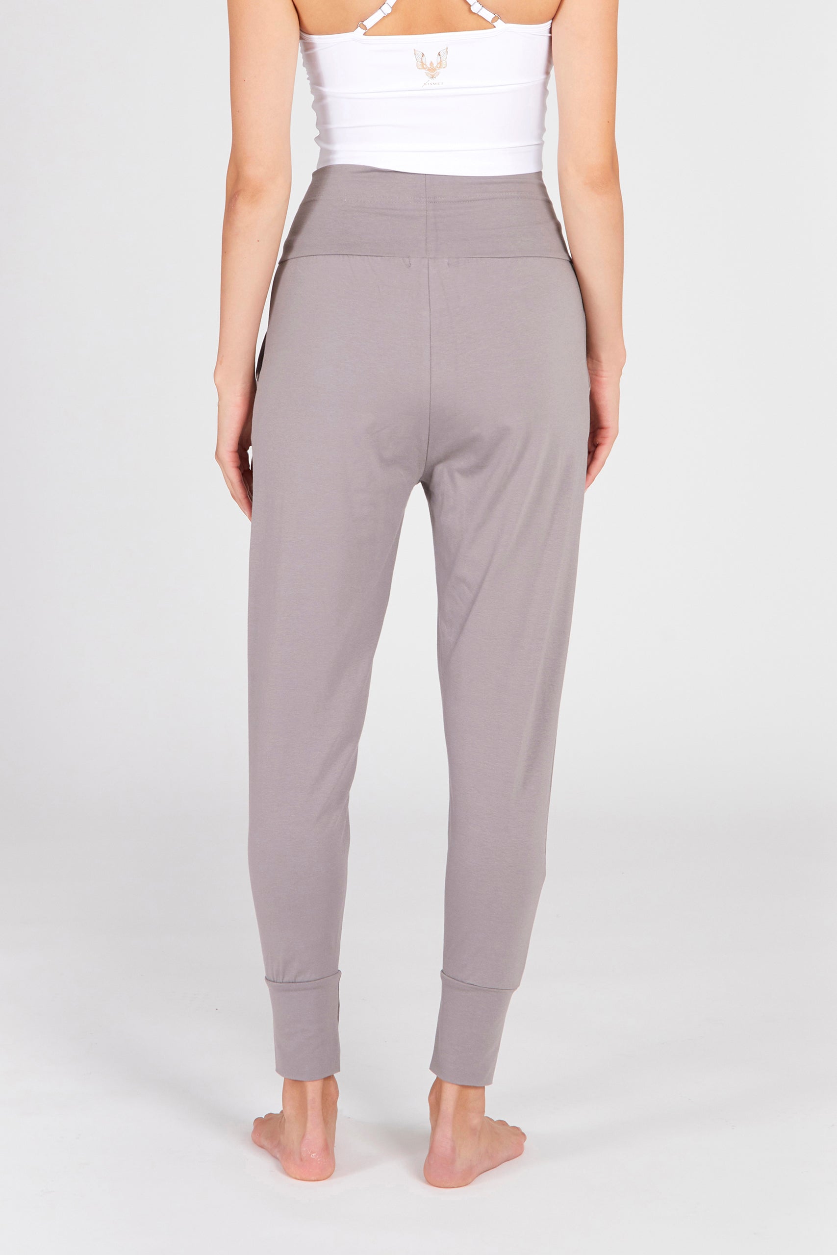 Cosy Pants in Pebble im Relaxed Tapered Fit – Rückansicht