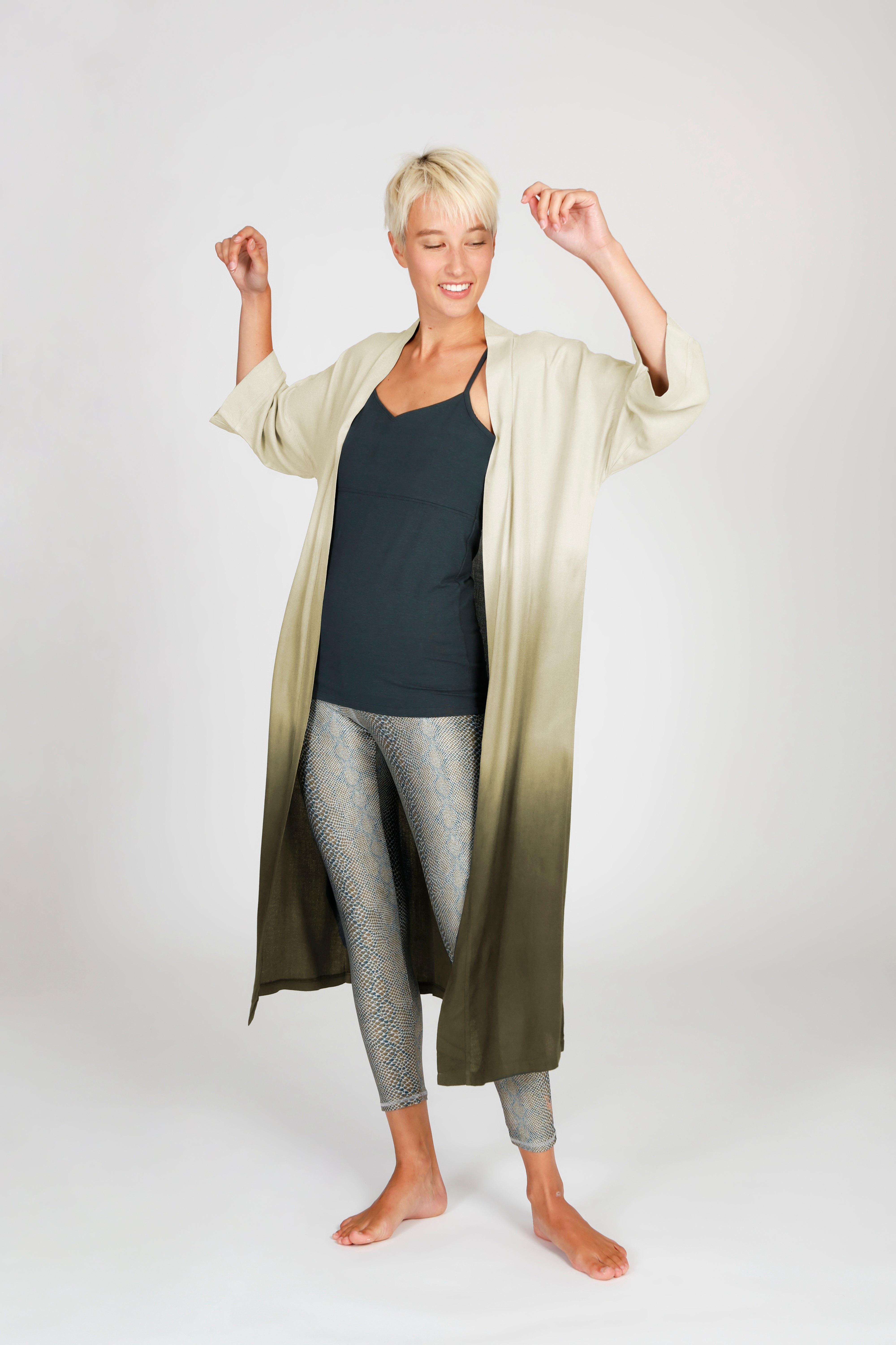 Model trägt handgebatikten Kismet Kimono Green Shades aus 100% Viskose mit fließendem Oliv-Farbverlauf und lässigem Schnitt