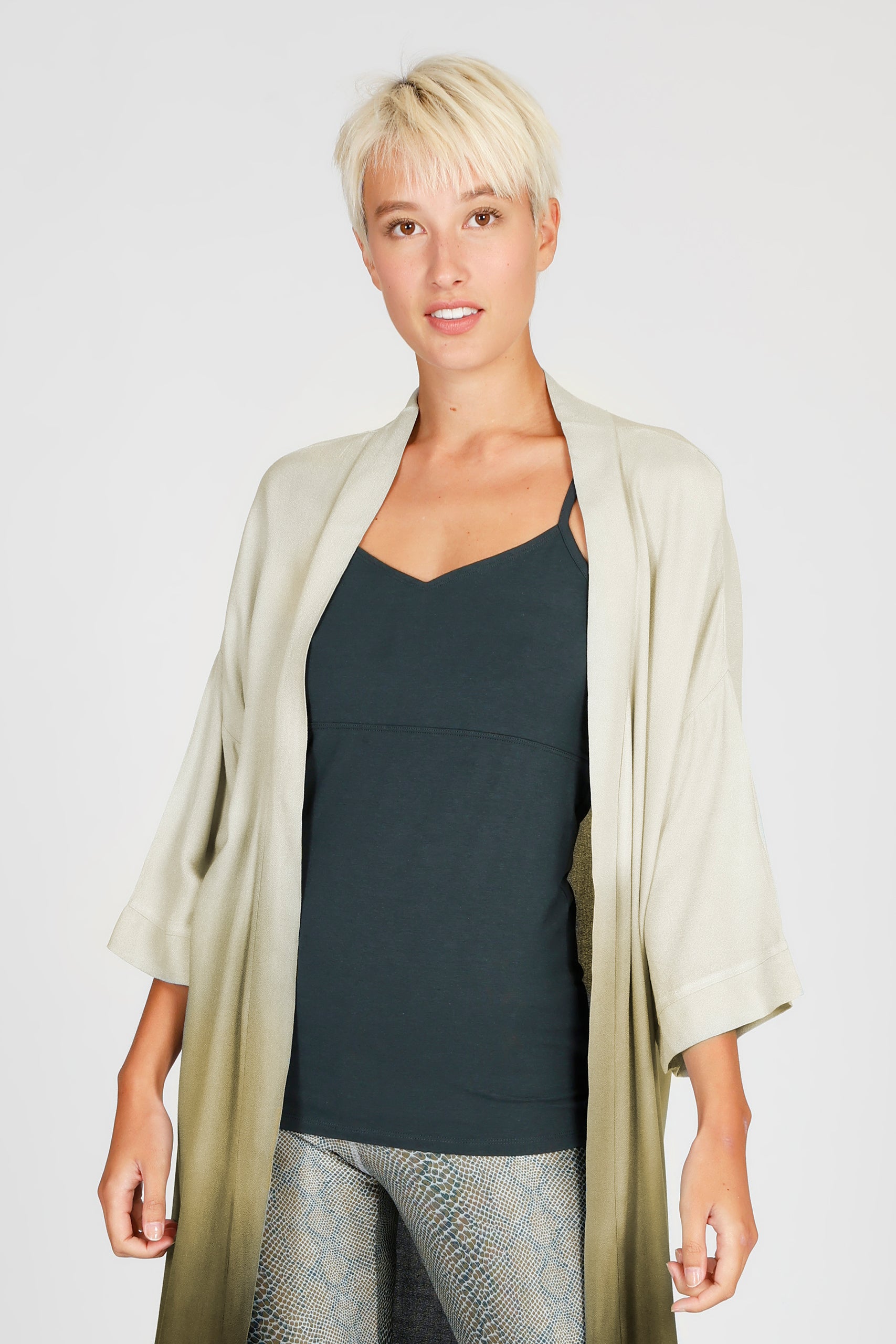 Detailaufnahme des handgebatikten Kismet Kimono Green Shades aus 100% Viskose mit individuellem Oliv-Ombre-Verlauf und weiten Ärmeln