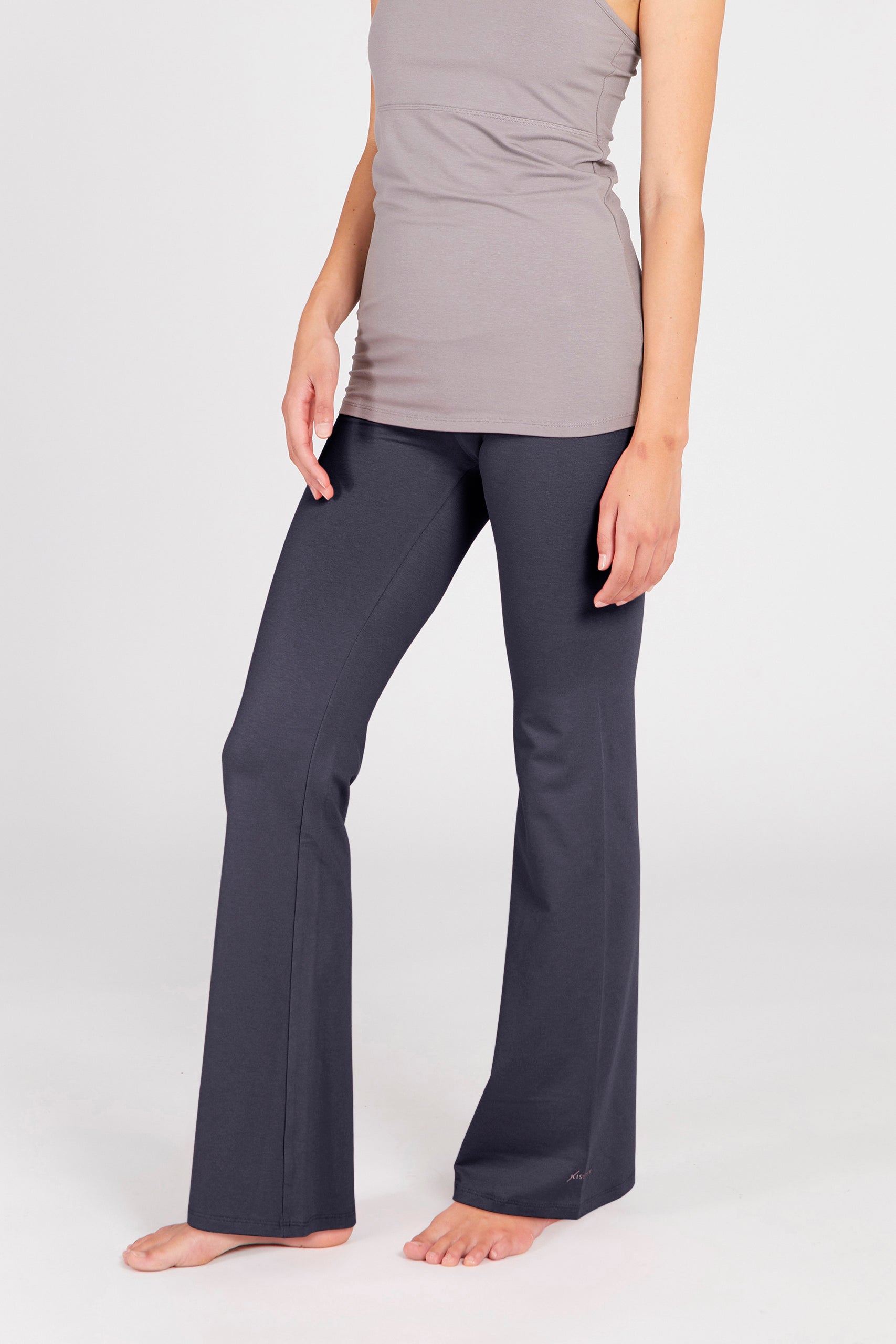 Love Pants Anthrazit Vorderansicht mit superhohem Bund und elegant ausgestelltem Bein