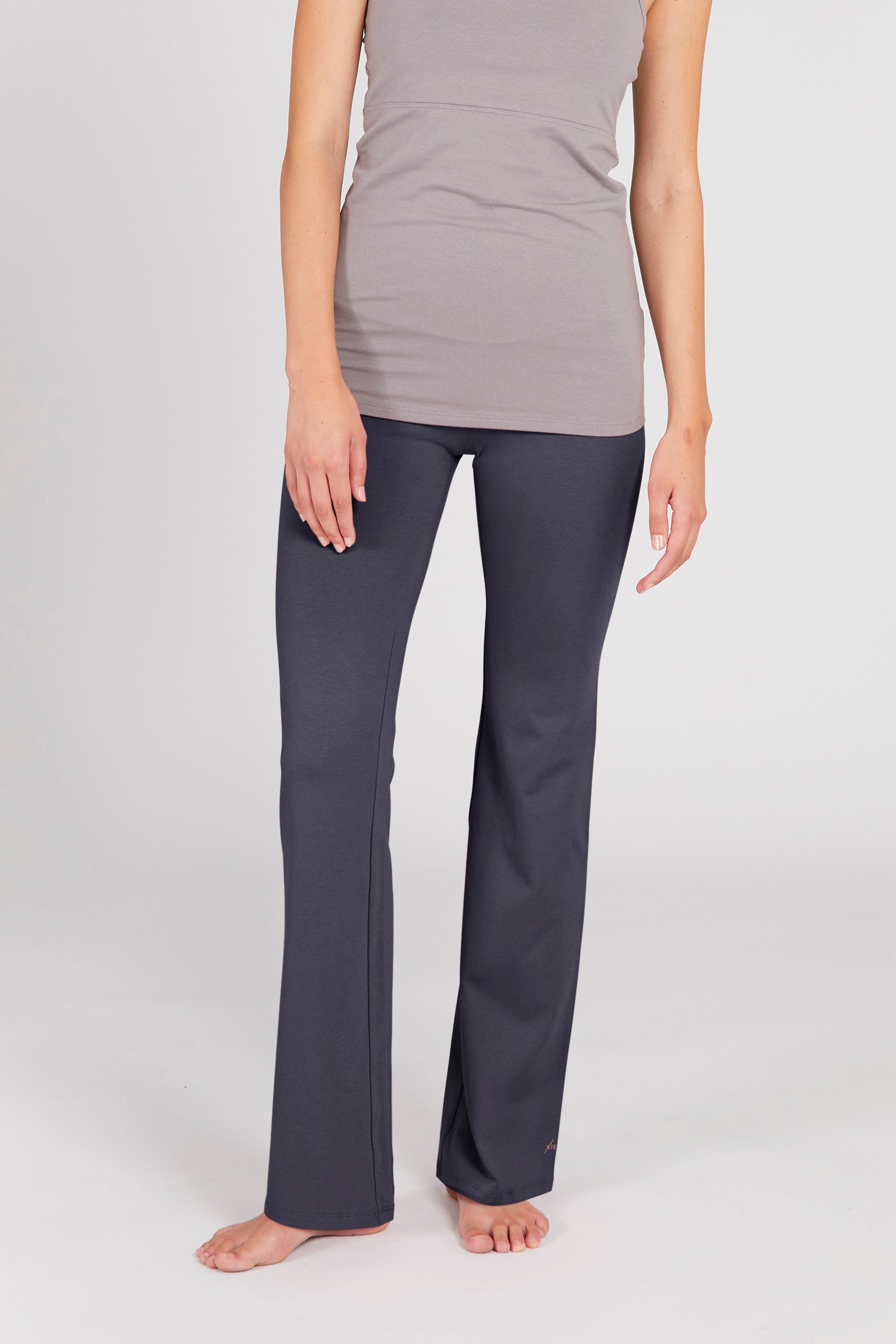 Love Pants Anthrazit Vorderansicht mit superhohem Bund und leicht ausgestelltem Bein