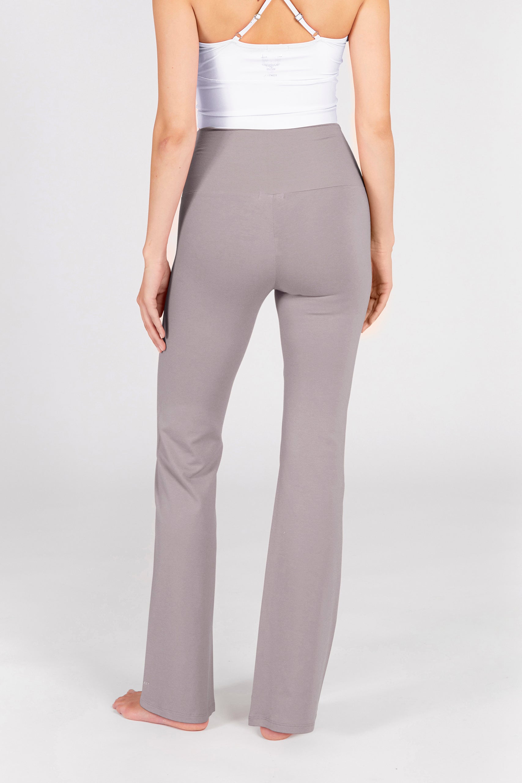 Love Pants Pebble Rückansicht mit superhohem Bund und leicht ausgestelltem Bein