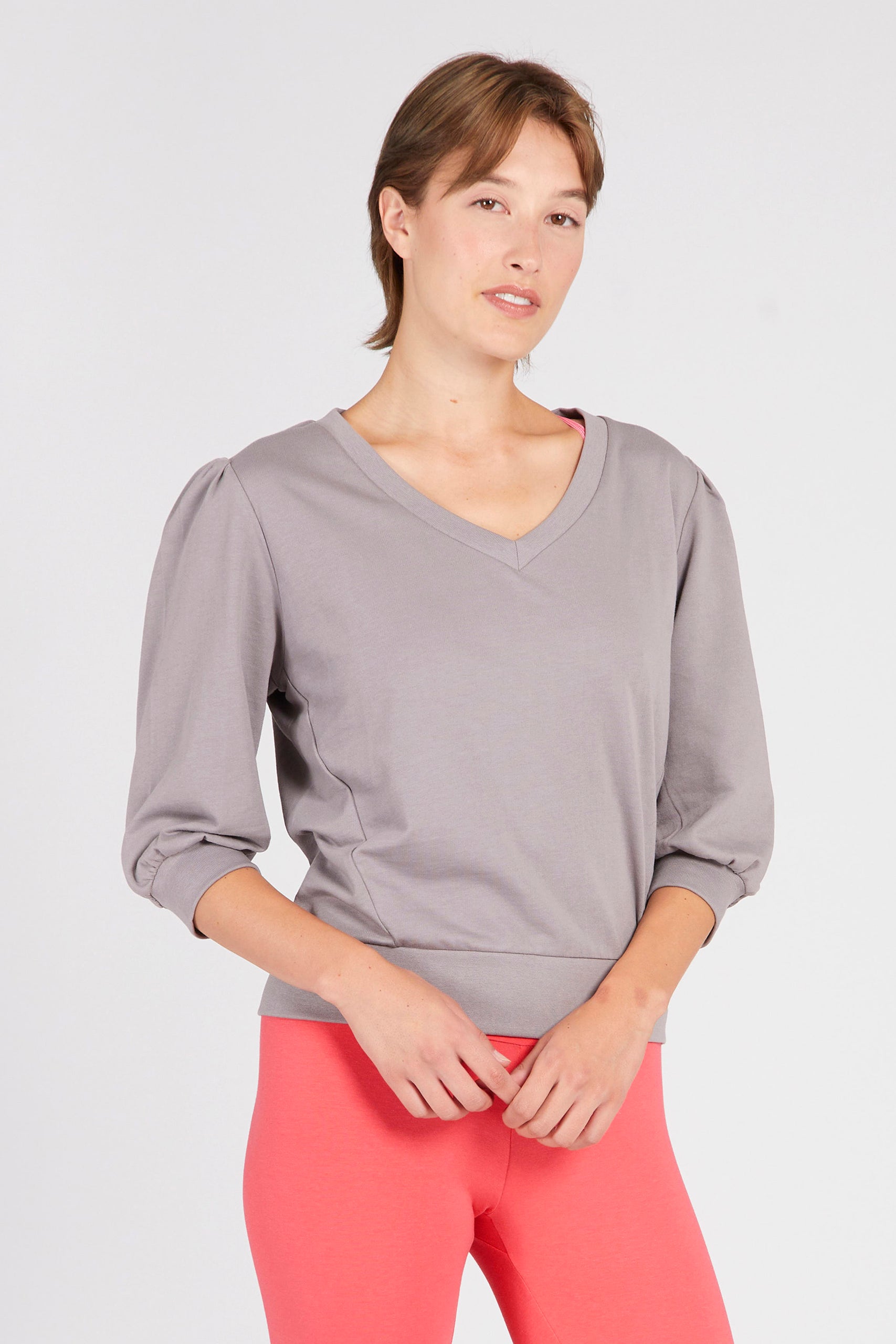 Model trägt Chic Sweater in Pebble mit V-Ausschnitt und leicht gepufften 3/4-Ärmeln – Vorderansicht