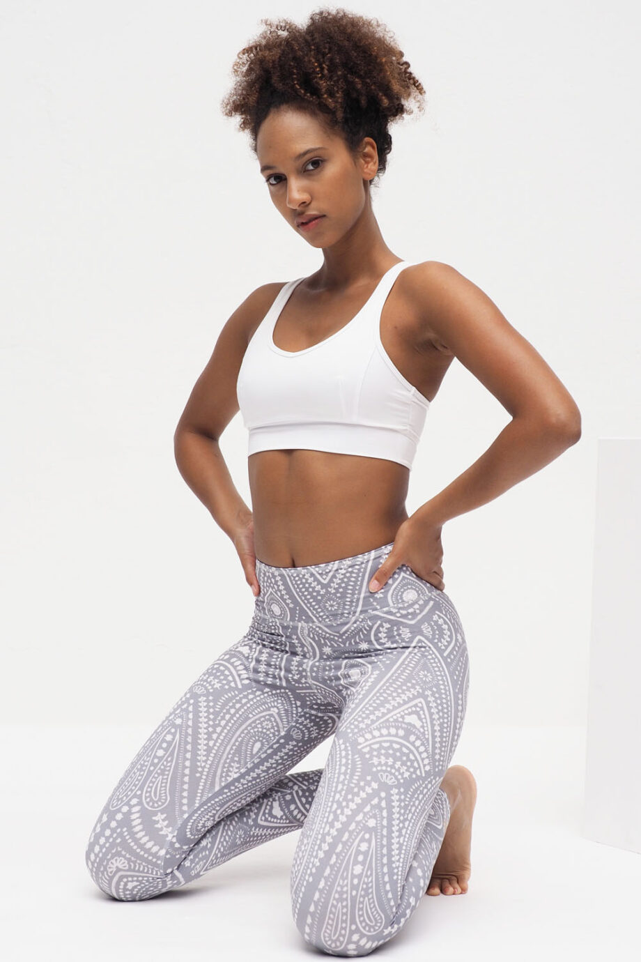 Rami Bra Top white_Kismet YogastyleGanga Leggings mandalay grey